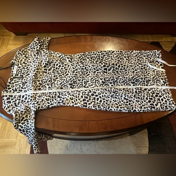 Calvin Klein leopard dress. Bell ruffled sleeves. Midi fitted silhouette. Size M - Picture 14 of 16
